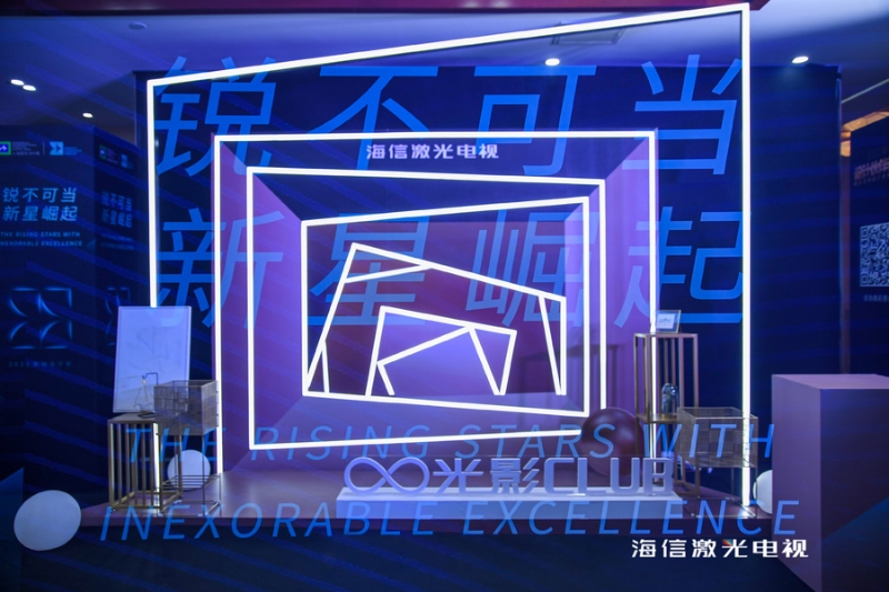 街道上有店鋪的標(biāo)志藍(lán)色背景白色的字

描述已自動生成