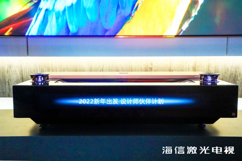 藍(lán)色桌子上的電視

中度可信度描述已自動生成