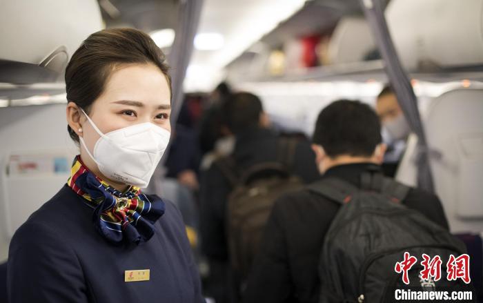 國航西南分公司乘務(wù)員服務(wù)航班旅客。　國航西南分公司 供圖