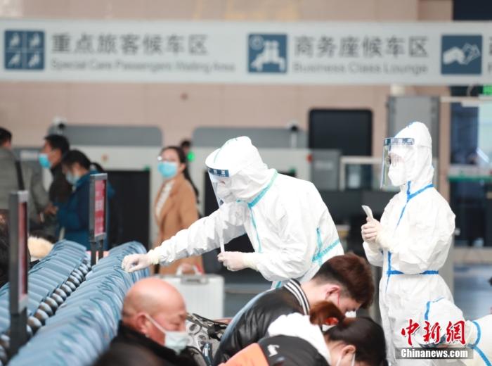 圖為工作人員在公共區(qū)域例行取樣檢測。 <a target='_blank' href='/'>中新社</a>記者 闞力 攝
