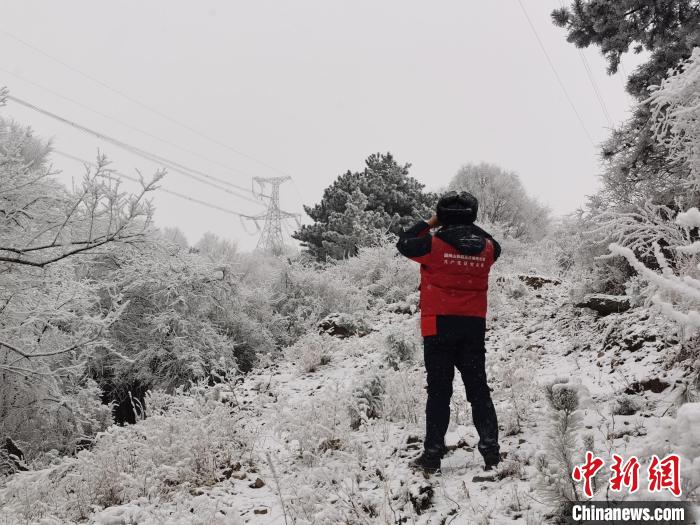 供電人員冒雪巡檢。　國網(wǎng)山西省電力公司供圖