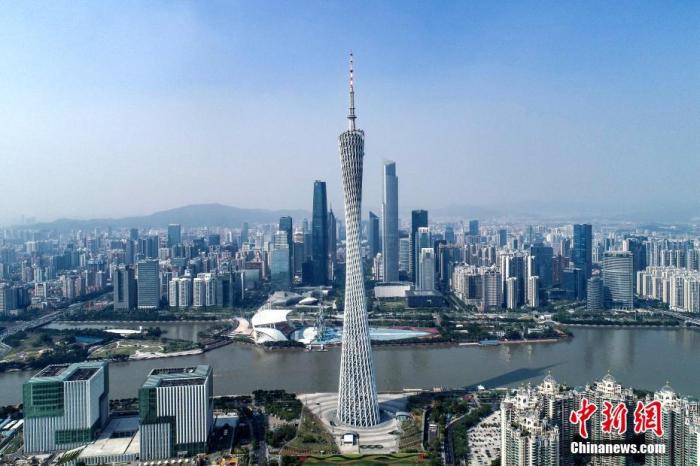圖為航拍鏡頭下的廣州塔及其身后的天河中央商務(wù)區(qū)。<a target='_blank' href='/'>中新社</a>記者 陳驥旻 攝