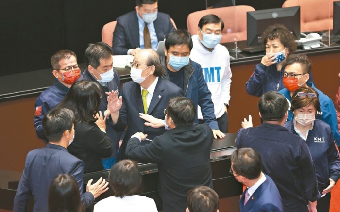 民進(jìn)黨立委郭國(guó)文昨要求福食解禁的發(fā)言，引爆朝野衝突，一度卡住總預(yù)算，民進(jìn)黨團(tuán)總召柯建銘（圖中）出面鞠躬道歉後，才讓院會(huì)繼續(xù)進(jìn)行。圖／聯(lián)合報(bào)系資料照片