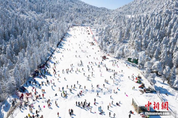 圖為無人機(jī)航拍眾多游客在滑雪。 祝興勇 攝