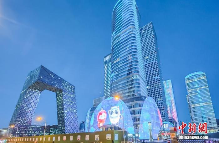 2月3日晚，北京市朝陽區(qū)CBD的多棟建筑點(diǎn)亮外墻燈光，迎接北京冬奧會的到來。 <a target='_blank' href='/'>中新社</a>記者 賈天勇 攝