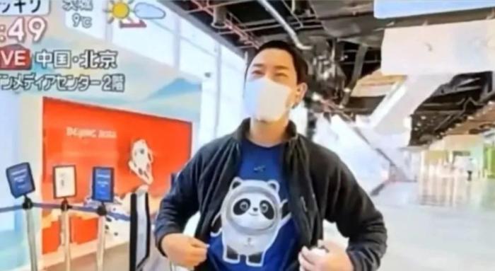 因喜愛(ài)冰墩墩而走紅的日本記者辻崗義堂。