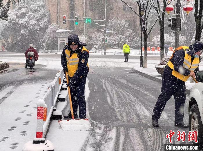 截至7日清晨6時，江蘇南京全市已經(jīng)出動人員2萬余人次，掃雪車輛、機(jī)械1395臺次，保障市民出行?！∧暇┏枪芄﹫D