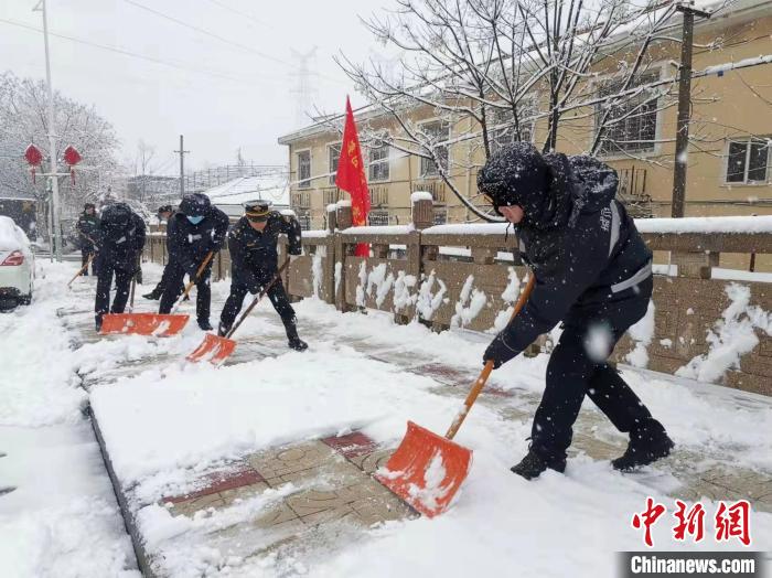 從7日凌晨至8日，江蘇南部等地局部地區(qū)迎來暴雪，最深積雪達(dá)6厘米以上。　南京城管供圖