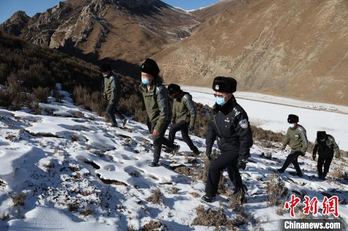 圖為仙米森林公安派出所的民警們與管護(hù)員們一同巡護(hù)?！±罱瓕?攝
