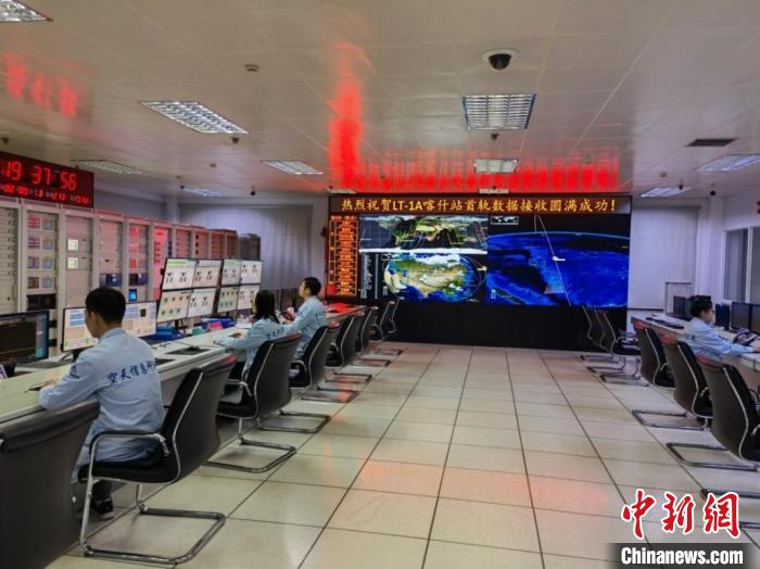 中國(guó)遙感衛(wèi)星地面站喀什站首軌數(shù)據(jù)接收任務(wù)工作現(xiàn)場(chǎng)。　中科院空天院 供圖