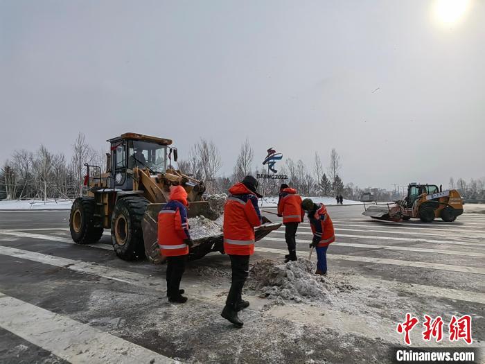工作人員在張家口賽區(qū)冬奧核心區(qū)開(kāi)展除雪作業(yè)。　崇禮區(qū)委宣傳部供圖