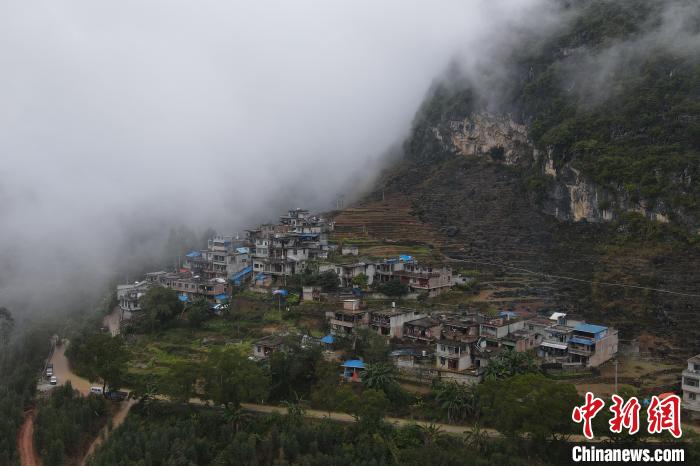 圖為德?？h隆桑鎮(zhèn)最偏僻的一個瑤族山村果甫村?！⊥鮽コ?攝