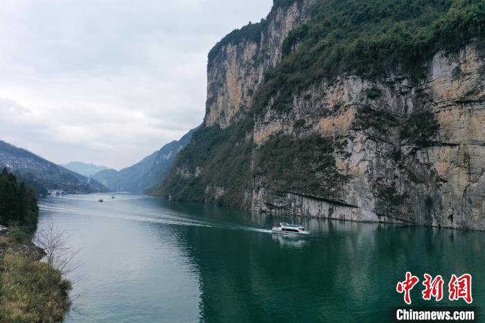近年來(lái)重慶、貴州兩地加強(qiáng)烏江水質(zhì)監(jiān)測(cè)、岸線(xiàn)保護(hù)、航道治理、河道清漂，共同打造“烏江畫(huà)廊”旅游品牌?！∏窈楸?攝