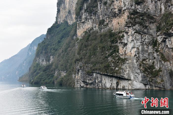 游船往來(lái)航行在重慶市酉陽(yáng)土家族苗族自治縣烏江龔灘古鎮(zhèn)段，一片繁忙景象?！∏窈楸?攝