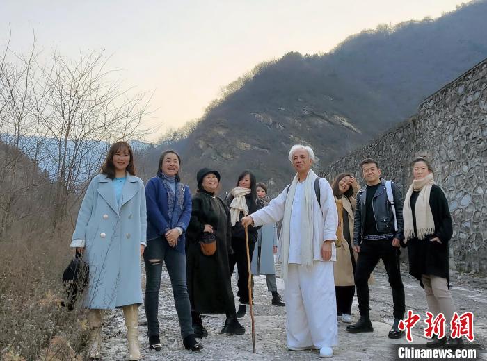 近日，臺北書院山長林谷芳受訪，談兩岸民間以視頻互致新春問候的現(xiàn)象。圖為林谷芳與學生終南山游學?！×止确枷壬﹫D