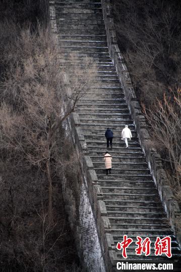 近日，臺北書院山長林谷芳受訪，談兩岸民間以視頻互致新春問候的現(xiàn)象。圖為林谷芳與學生登懷柔長城?！×止确枷壬﹫D