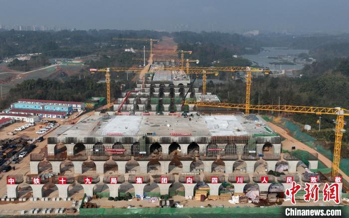 資料圖：航拍建設(shè)中的天府站施工現(xiàn)場(chǎng)?！⒅铱　z
