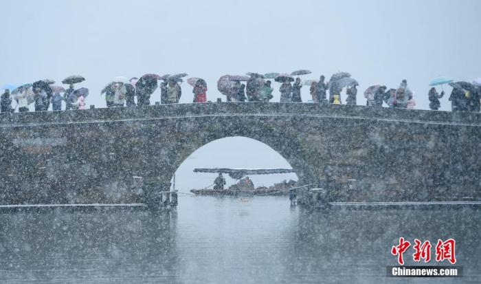 雪中的西湖美景吸引游人。 <a target='_blank' href='/'>中新社</a>記者 王剛 攝
