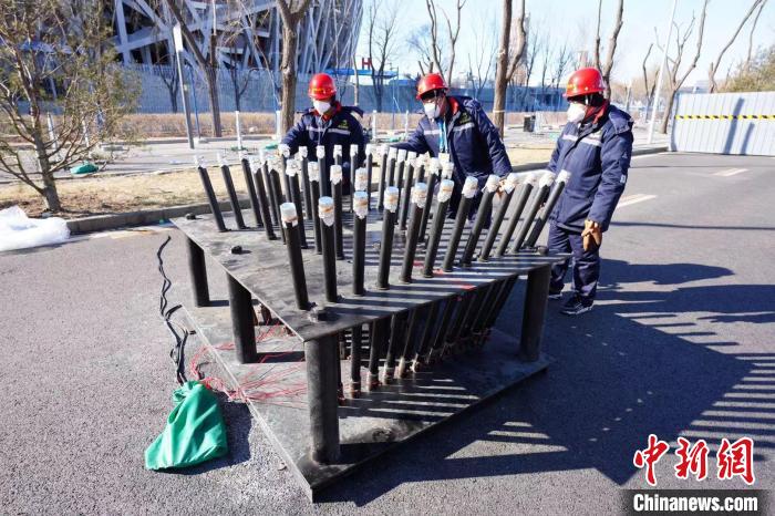 圖為工作人員在檢查高空特效焰火?！±盍亮凉﹫D