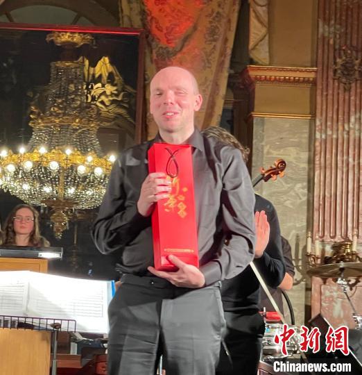 音樂會結(jié)束后，觀眾為左漢(Johan·Famaey)送上中國新年禮物?！〉掠澜?攝