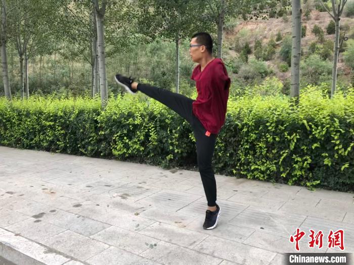 圖為在甘肅省白銀市會(huì)寧縣，“90后”小伙王鵬正在積極備戰(zhàn)全國第十一屆殘疾人運(yùn)動(dòng)會(huì)。(資料圖) 王娟 攝
