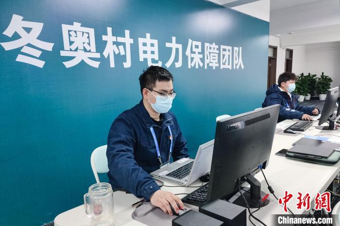 圖為北京冬(殘)奧村電力團隊下發(fā)巡視任務(wù)工單?！詈ＨA 攝