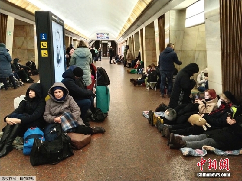 烏克蘭首都實(shí)施宵禁 地鐵站作為防空洞一直開放