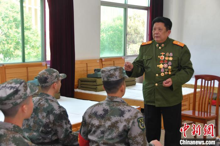 老英雄為“準(zhǔn)新兵”講戰(zhàn)斗故事?！≌闹菔型艘圮娙耸聞?wù)局供圖