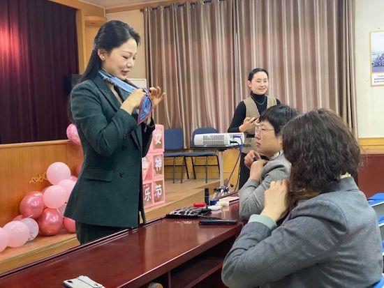 “女神節(jié)”來臨，濟南旅游學校以禮儀和美學課程服務(wù)駐地街道