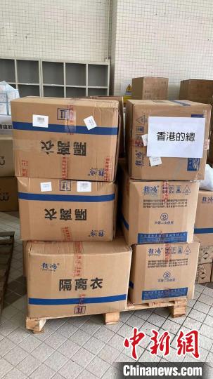 深圳市發(fā)起“深港攜手同心抗疫”行動，贈予香港的士司機(jī)從業(yè)員總會一批防疫物資?！∠愀鄣氖克緳C(jī)從業(yè)員總會 攝