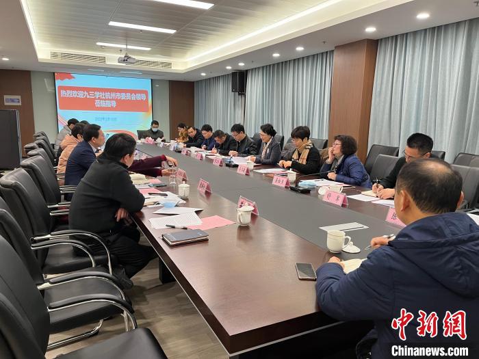 羅衛(wèi)紅調(diào)研“小哥”權(quán)益保護?！【湃龑W社杭州市委會 供圖