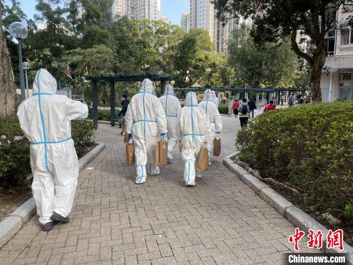 圖為吳學明帶領(lǐng)義工向?qū)④姲囊邊^(qū)確診家庭送抗疫防疫物資?！∈茉L者供圖