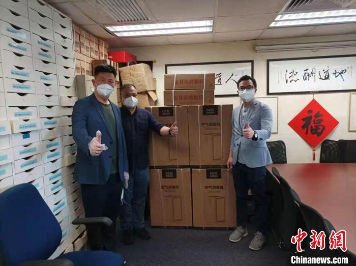 香港亞研中心向香港警察員佐級協(xié)會(huì)捐贈(zèng)抗疫物資?！∠愀蹃喲兄行墓﹫D