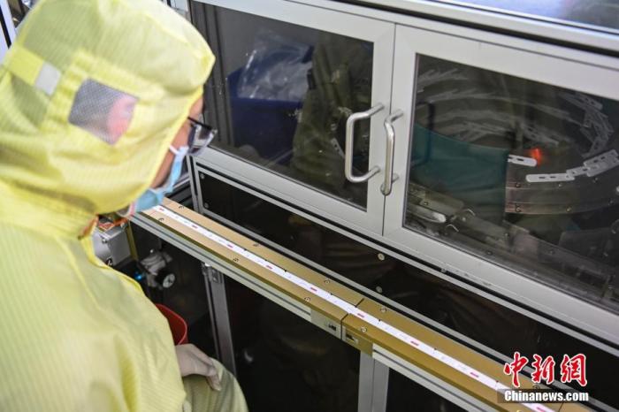 3月2日，廣東省廣州市，萬孚生物工作人員查看供港新冠抗原檢測試劑自動化生產(chǎn)線運作情況。 <a target='_blank' href='/'>中新社</a>記者 陳驥旻 攝 