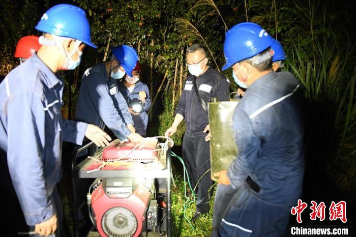 圖為供電部門搭建臨時(shí)線路照明 何華文 攝