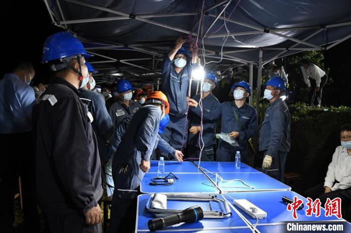 圖為供電部門搭建臨時(shí)線路照明 何華文 攝
