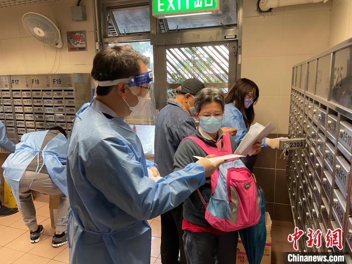 3月23日，香港僑界義工向基層街坊派發(fā)防疫抗疫物資?！∠愀蹆S界社團(tuán)聯(lián)會(huì)供圖
