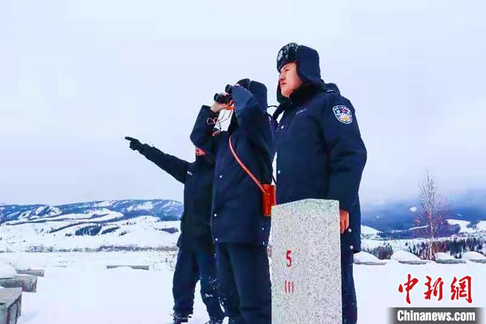 新疆戍邊人騎馬、步行翻雪山、越達(dá)坂