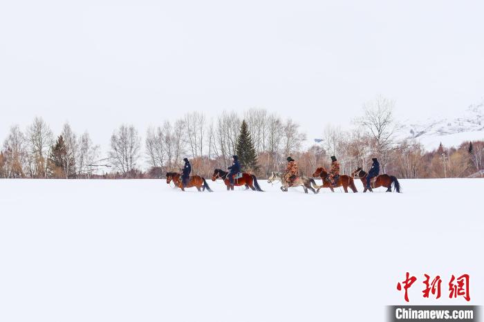 民警和護(hù)邊員騎馬穿越雪海?！±钽戵K 攝