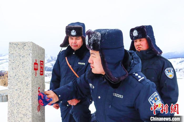 民警擦拭界碑。　李銘驥 攝
