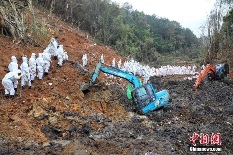 東航墜機(jī)救援現(xiàn)場(chǎng)：武警官兵分批次、分區(qū)域搜索