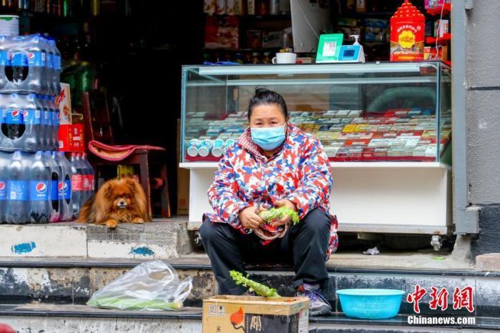 市民在自家小店門外準(zhǔn)備晚餐。 <a target='_blank' href='/'>中新社</a>記者 張暢 攝