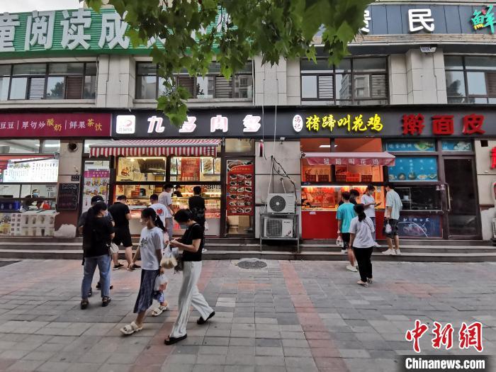 資料圖：市民在街邊小店購買小吃。 韓章云 攝