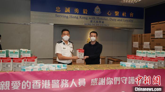 香港廣州青年總會主席霍啟文慰問黃大仙警區(qū)?！∠愀蹚V州社團(tuán)總會供圖