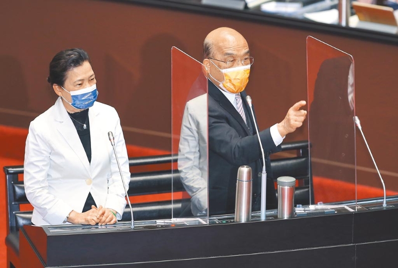 近期全臺各地頻頻發(fā)生停電，經(jīng)濟部長王美花（左）說是因為鄉(xiāng)下動物意外碰觸。國民黨立委蔣萬安昨回酸，難怪蘇貞昌（右）迴避問題，都在談猴子的事。（本報資料照片）.jpg