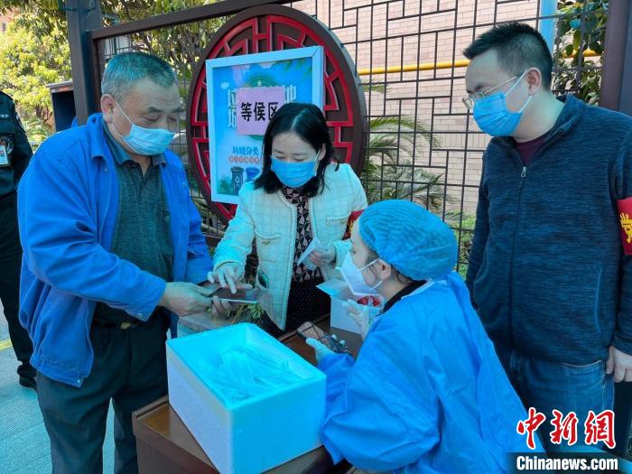 湖南省稅務局青年黨員主動參與雨花區(qū)全員核酸檢測志愿者工作，引導社區(qū)居民掃碼檢測?！×_舜愛 攝