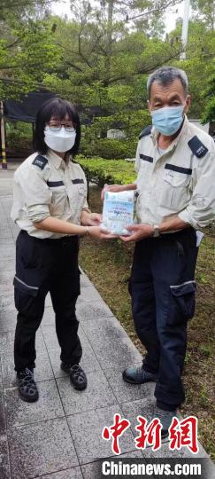 香港政府人員協(xié)會(huì)屬會(huì)漁農(nóng)自然護(hù)理署職工會(huì)向工友派防疫物資?！∠愀壅藛T協(xié)會(huì)供圖
