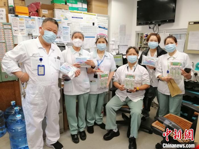 香港政府人員協(xié)會(huì)屬會(huì)——醫(yī)院管理局員工協(xié)會(huì)到醫(yī)院向工友派防疫物資?！∠愀壅藛T協(xié)會(huì)供圖
