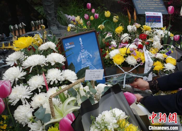 “?？招l(wèi)士”王偉犧牲21周年墓前擺滿(mǎn)鮮花和戰(zhàn)機(jī)模型