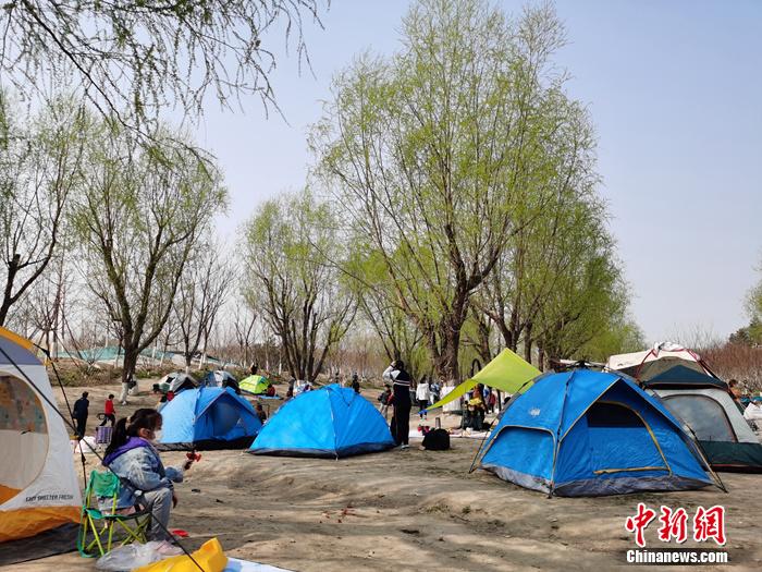 4月4日，眾多游客在北京溫榆河公園露營。<a target='_blank' href='/' >中新網(wǎng)</a>記者 李金磊 攝